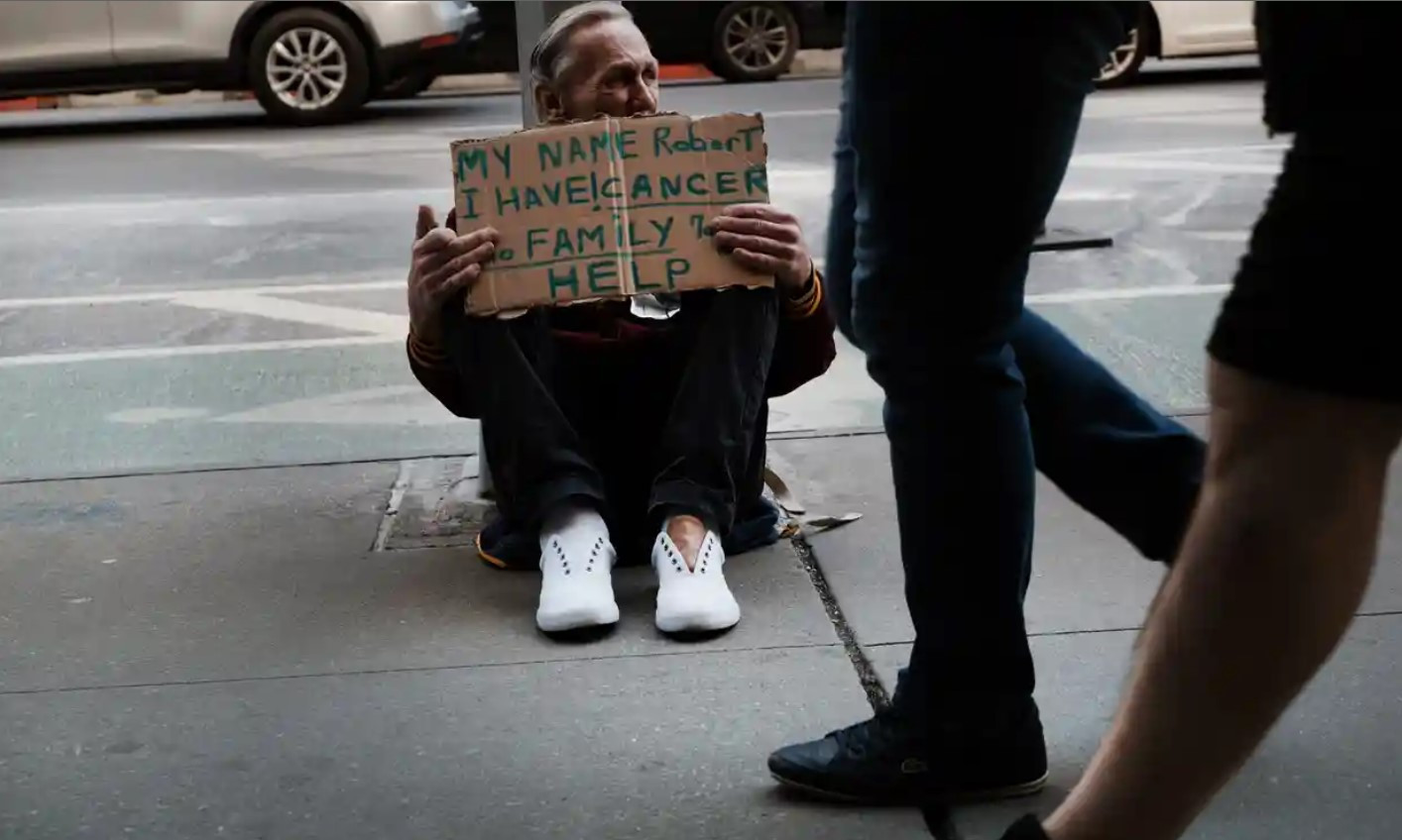 Ông Robert, người vô gia cư trên một con phố ở Manhattan. Ảnh: The Guardian.