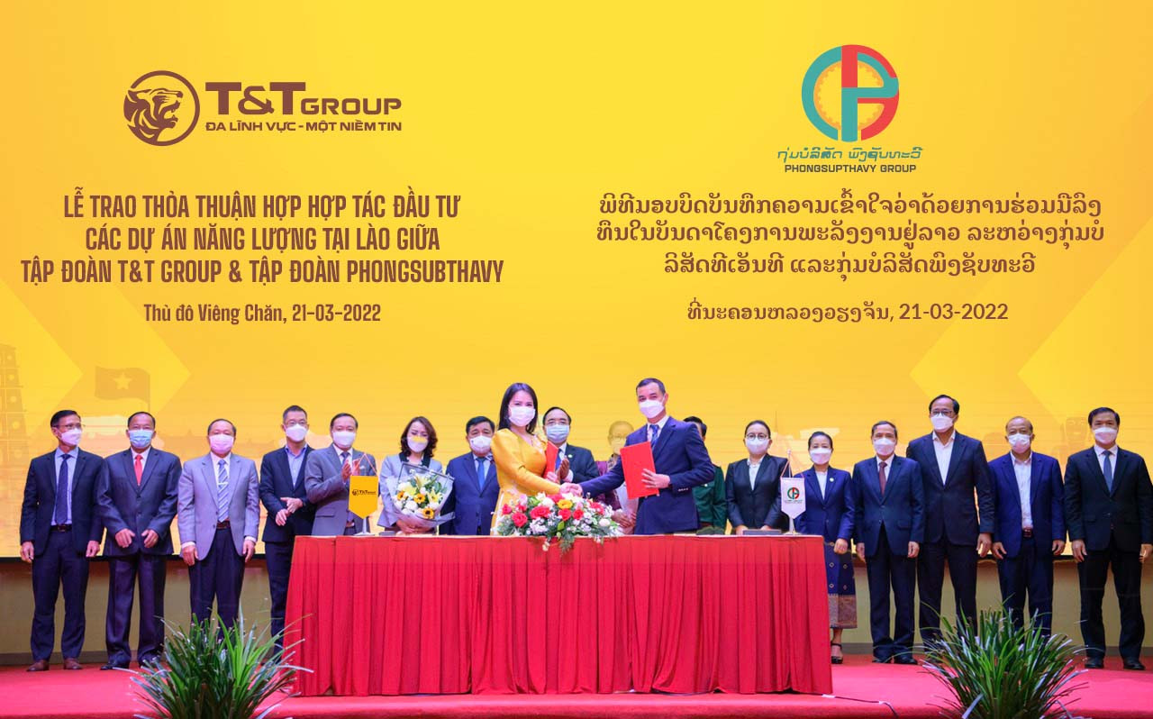 Bà Nguyễn Thị Thanh Bình, Phó Tổng Giám đốc Tập đoàn T&T Group và ông Somlath Mekakath, Giám đốc điều hành Tập đoàn Phongsubthavy trao Biên bản ghi nhớ hợp tác phát triển các dự án NLTT tại Lào.