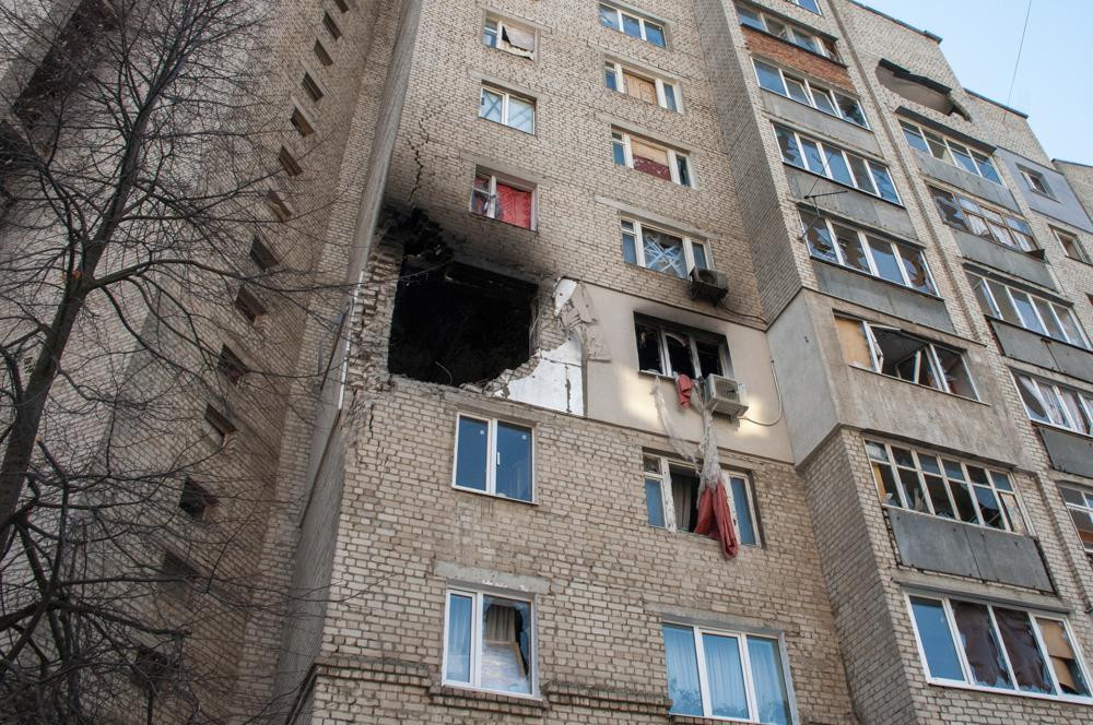 Những thiệt hại trong một tòa nhà chung cư ở Kharkiv, Ukraine. Ảnh: AP.