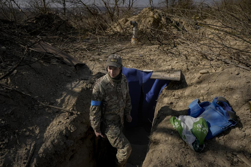 Một binh sĩ Ukraine đứng bên ngoài boongke ở ngoại ô thủ đô Kiev, Ukraine. Ảnh: AP.