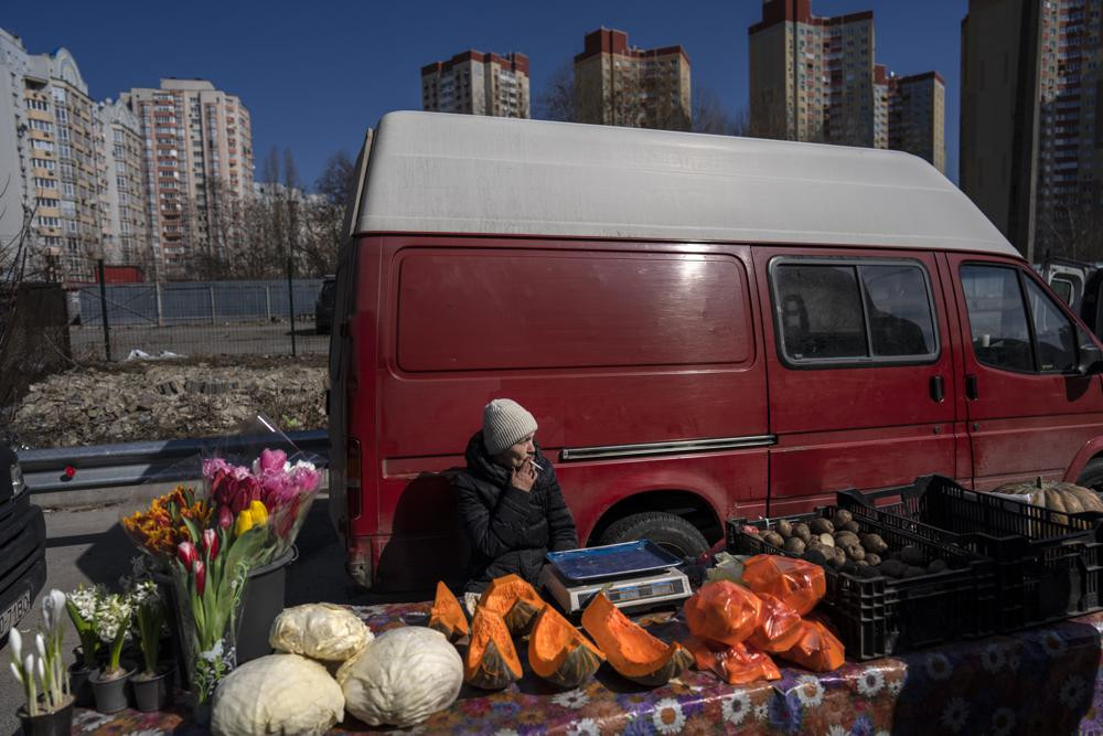 Người dân bán thực phẩm ngoài đường phố thủ đô Kiev, Ukraine. Ảnh: AP.