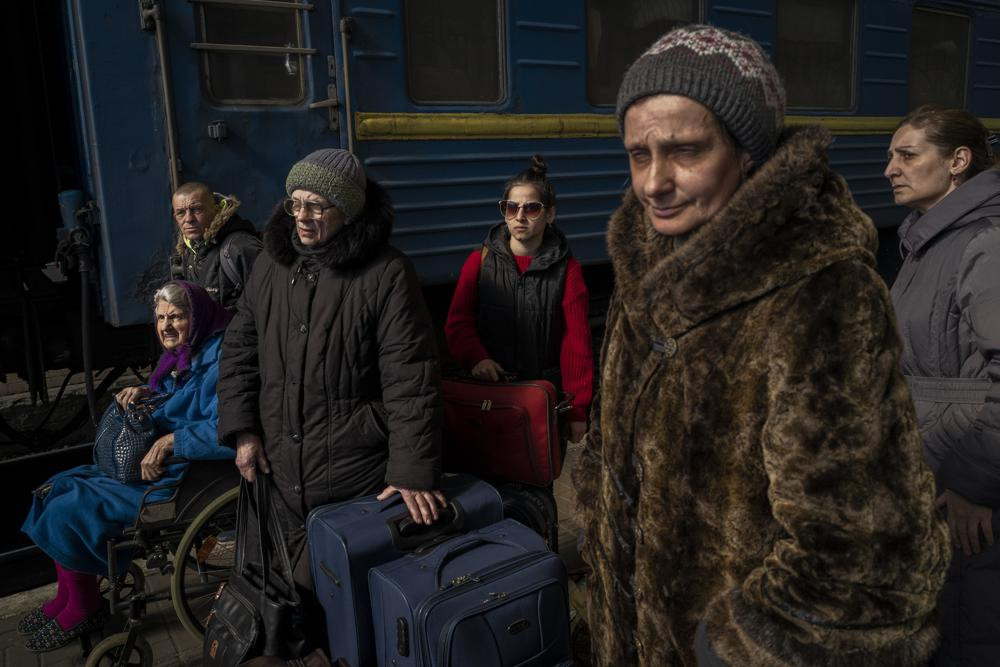 Người dân Ukraine rời khỏi Mariupol từ Zaporizhzhia đến Lviv, miền tây Ukraine. Ảnh: AP.