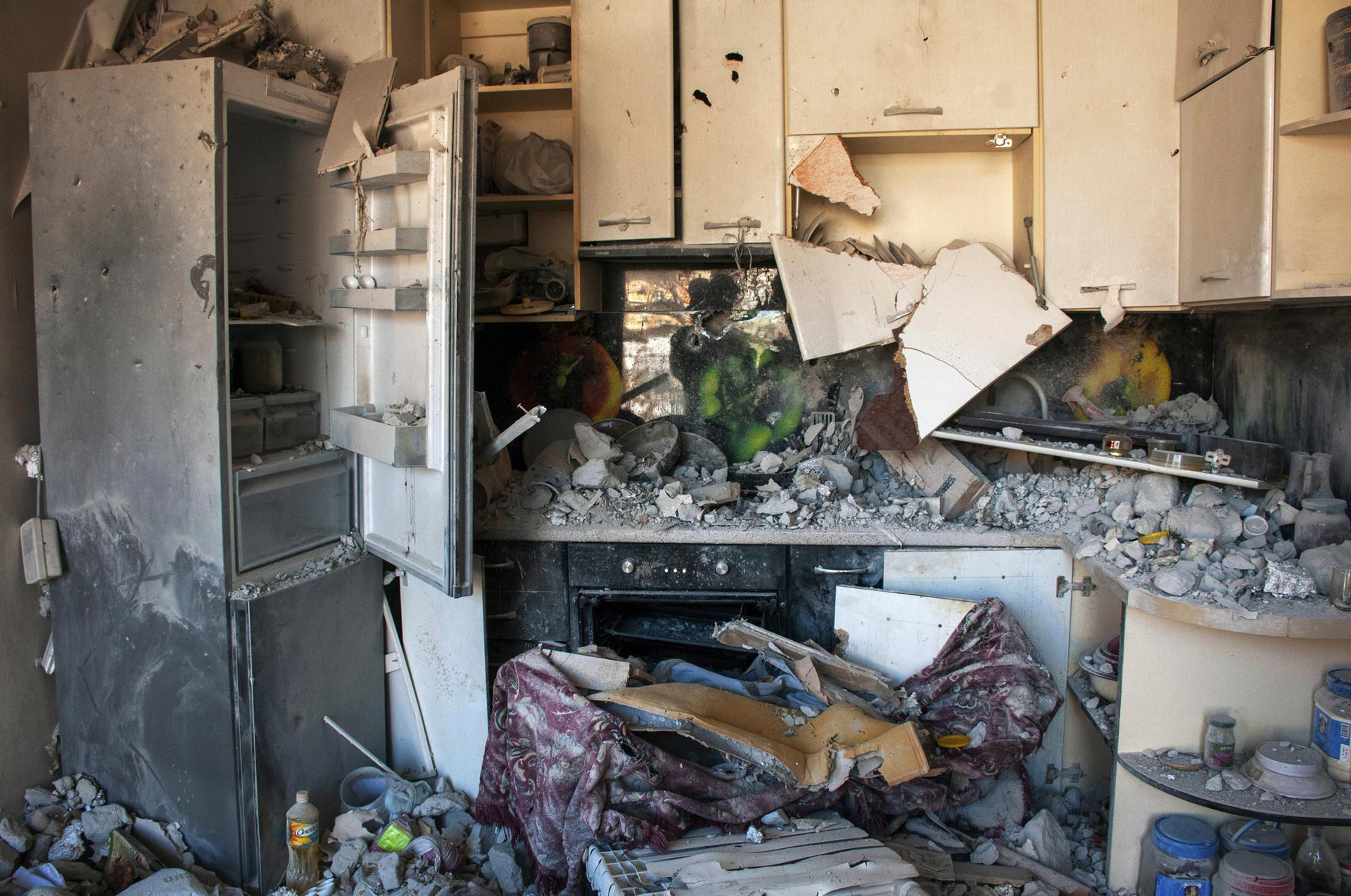 Mảnh vỡ bao phủ một nhà bếp trong một tòa nhà ở Kharkiv, Ukraine. Ảnh: AP.