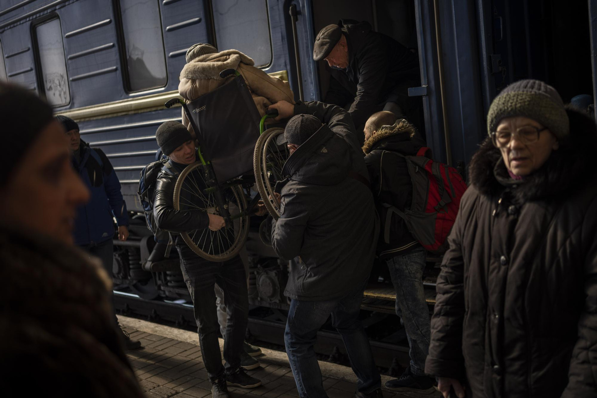 Người dân Ukraine rời khỏi Mariupol từ Zaporizhzhia đến Lviv, miền tây Ukraine. Ảnh: AP.