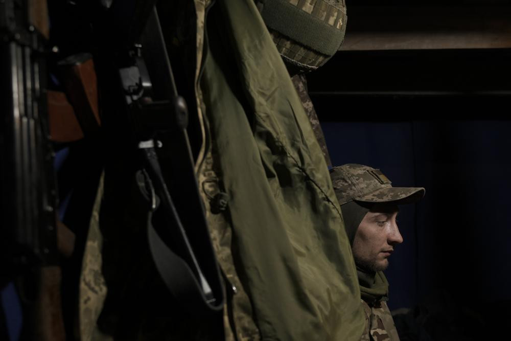 Binh sĩ Ukraine nghỉ ngơi bên trong một boongke ở ngoại ô thủ đô Kiev, Ukraine. Ảnh: AP.
