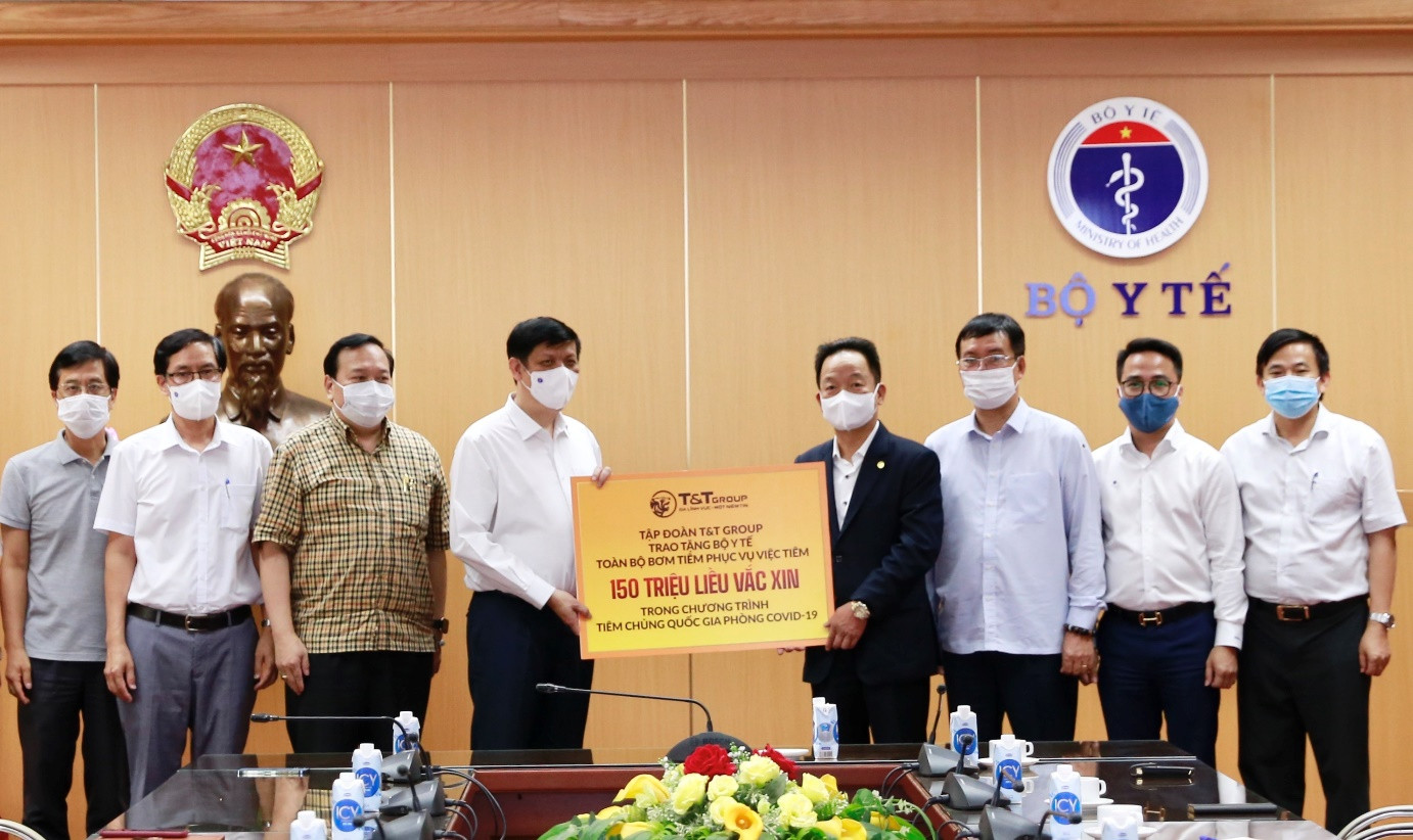Ông Đỗ Quang Hiển, Chủ tịch HĐQT kiêm Tổng Giám đốc T&T Group, trao tặng toàn bộ bơm kim tiêm phục vụ chiến dịch tiêm 150 triệu liều vaccine phòng COVID-19.