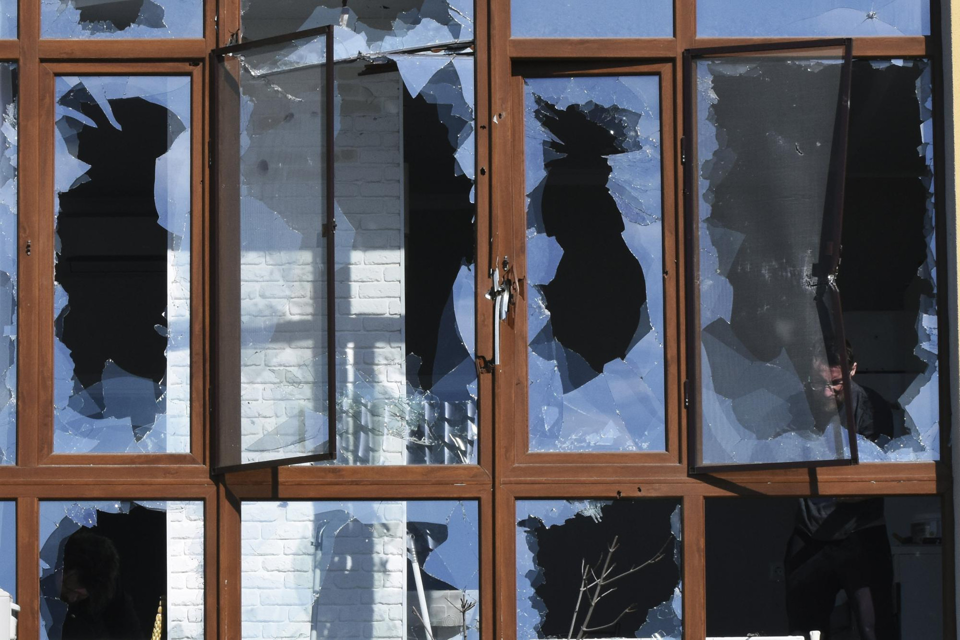 Ô cửa sổ vỡ vụn của một tòa nhà ở Odesa, Ukraine. Ảnh: AP.