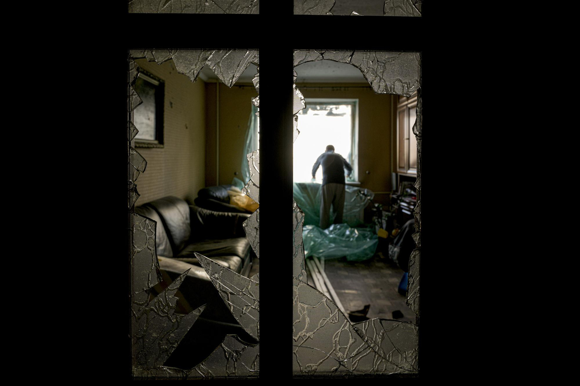 Đống đổ nát trong một tòa nhà bị hư hại ở thủ đô Kiev, Ukraine. Ảnh: AP.