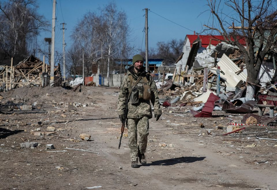 Một quân nhân Ukraine tại một ngôi làng bị phá hủy ở chiến tuyến miền đông Kiev, Ukraine. Ảnh: Reuters.