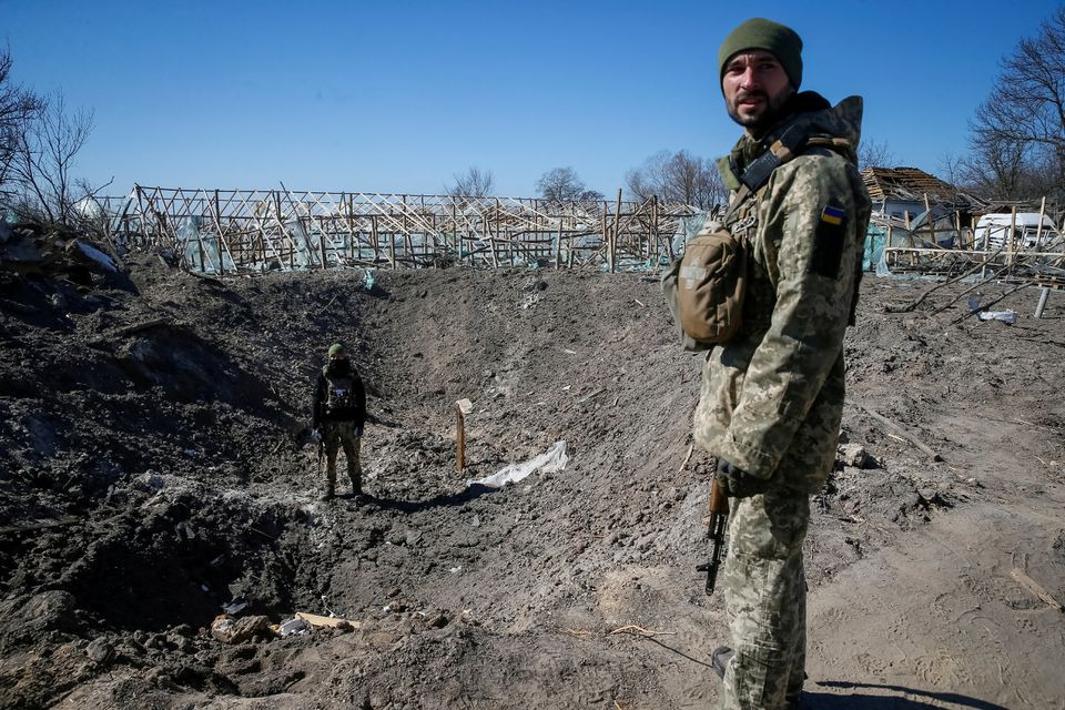 Một quân nhân Ukraine tại một ngôi làng bị phá hủy ở chiến tuyến miền đông Kiev, Ukraine. Ảnh: Reuters.