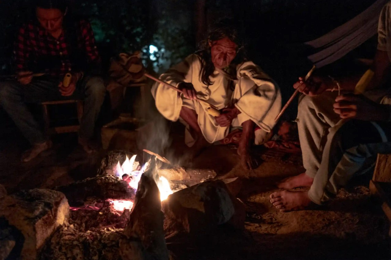 Mọi người ngồi quanh đống lửa kankurua, nghi lễ của cộng đồng Kankuamo, nơi mọi người cùng chia sẻ suy nghĩ. Ảnh: The Guardian.