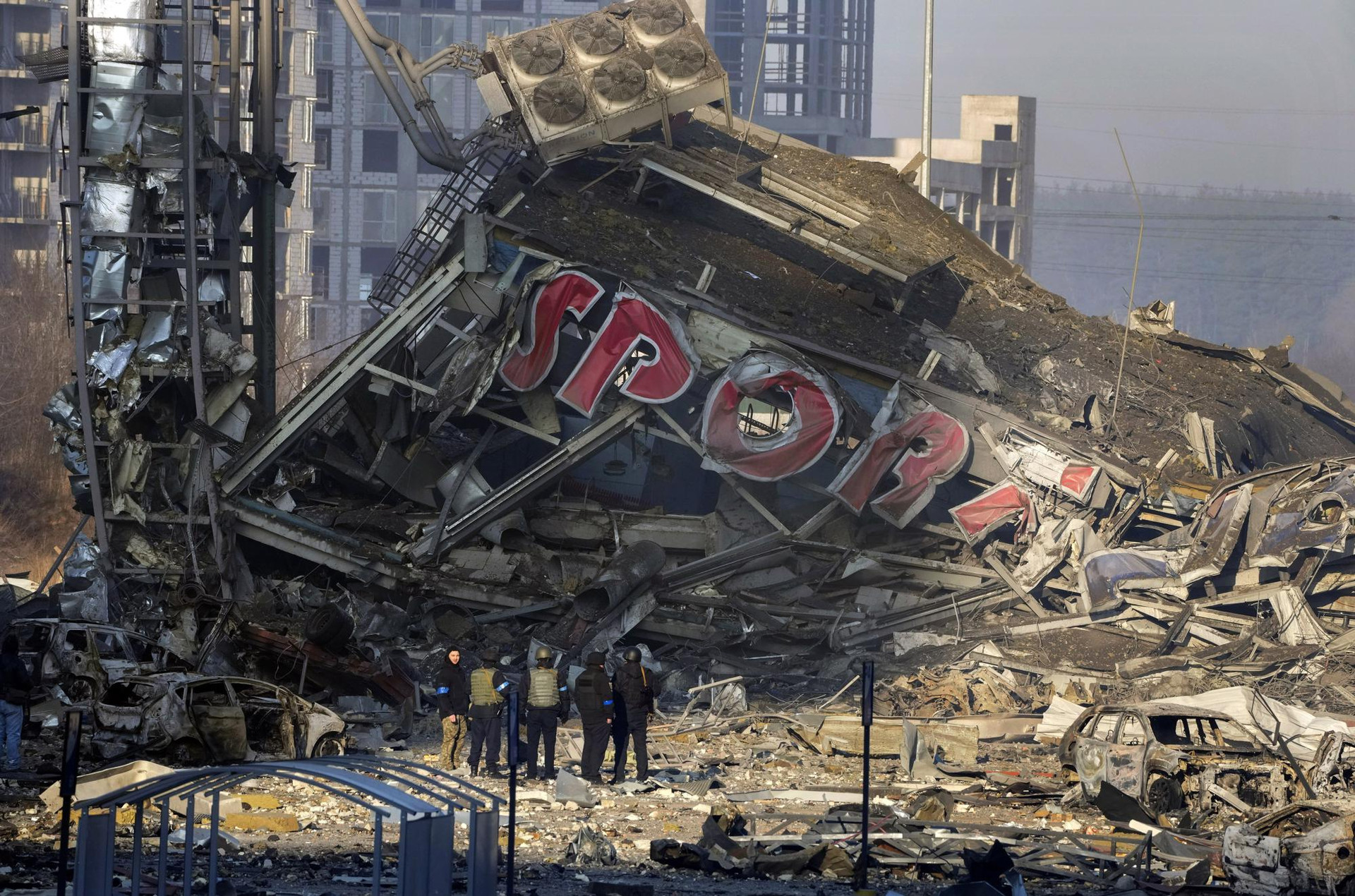 Một trung tâm mua sắm bị phá hủy ở thủ đô Kiev, Ukraine. Ảnh: AP.
