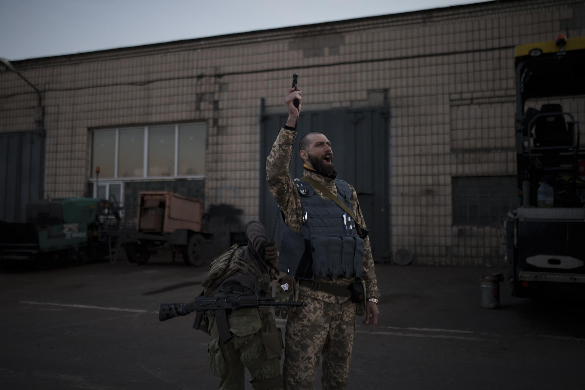 Một chỉ huy trong Lực lượng Phòng vệ Lãnh thổ Ukraine ở Brovary, đông bắc Kiev, Ukraine. Ảnh: AP.