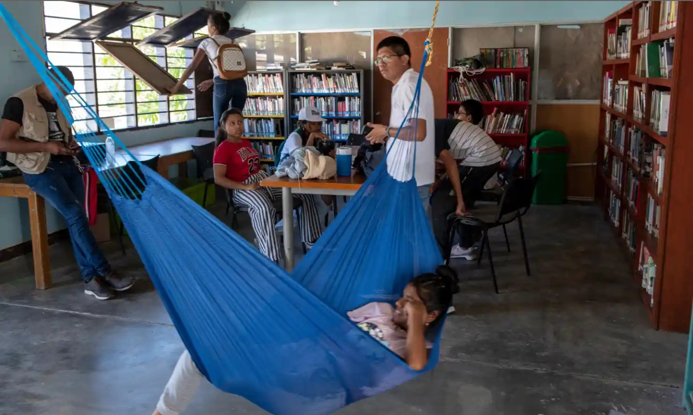 Thủ thư Souldes Maestre và những đứa trẻ ở thư viện Atánquez. Ảnh: The Guardian.