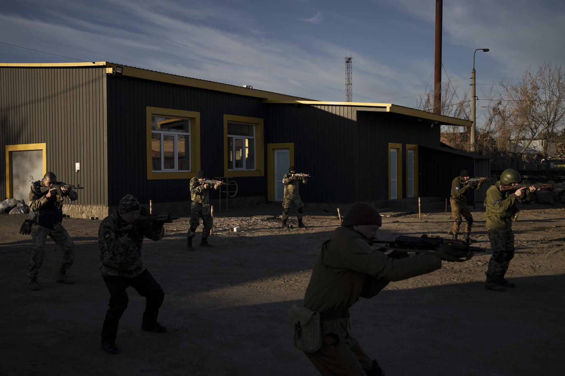 Trại huấn luyện của Lực lượng Phòng vệ Lãnh thổ Ukraine ở Brovary, phía đông bắc Kiev, Ukraine. Ảnh: AP.