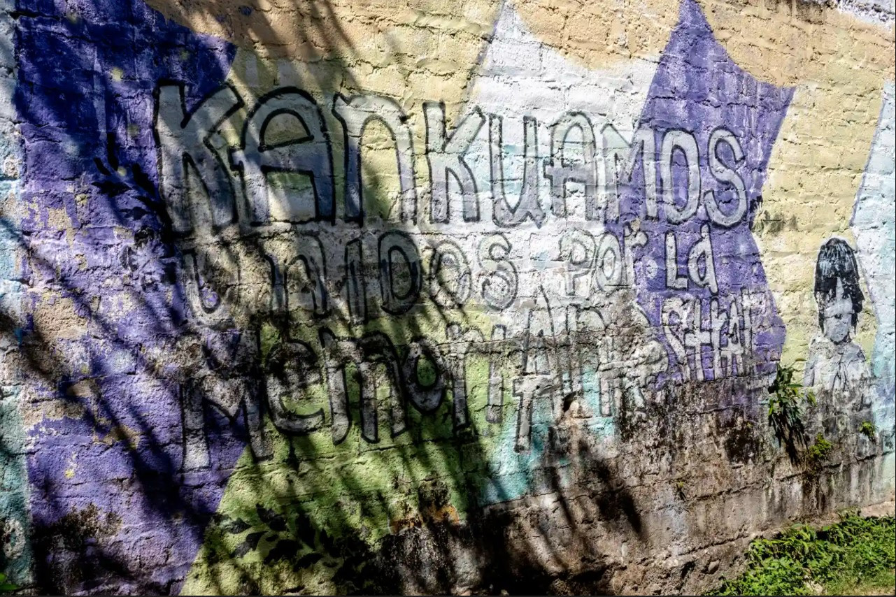 Một bức tranh tường ở phía sau thư viện viết, 'Kankuamos, hợp nhất để tưởng nhớ tổ tiên'. Ảnh: The Guardian.