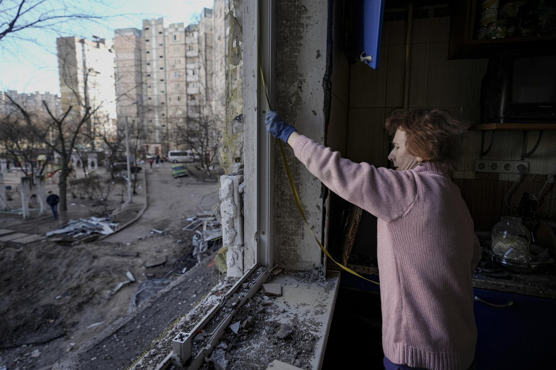 Một tòa nhà bị phá hủy ở thủ đô Kiev, Ukraine. Ảnh: AP.