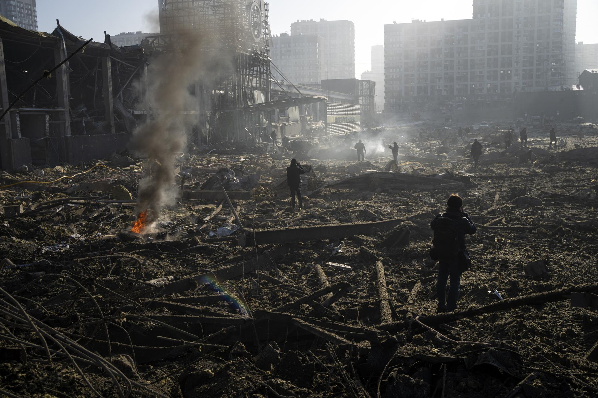 Đống đổ nát của một trung tâm mua sắm ở thủ đô Kiev, Ukraine. Ảnh: AP.