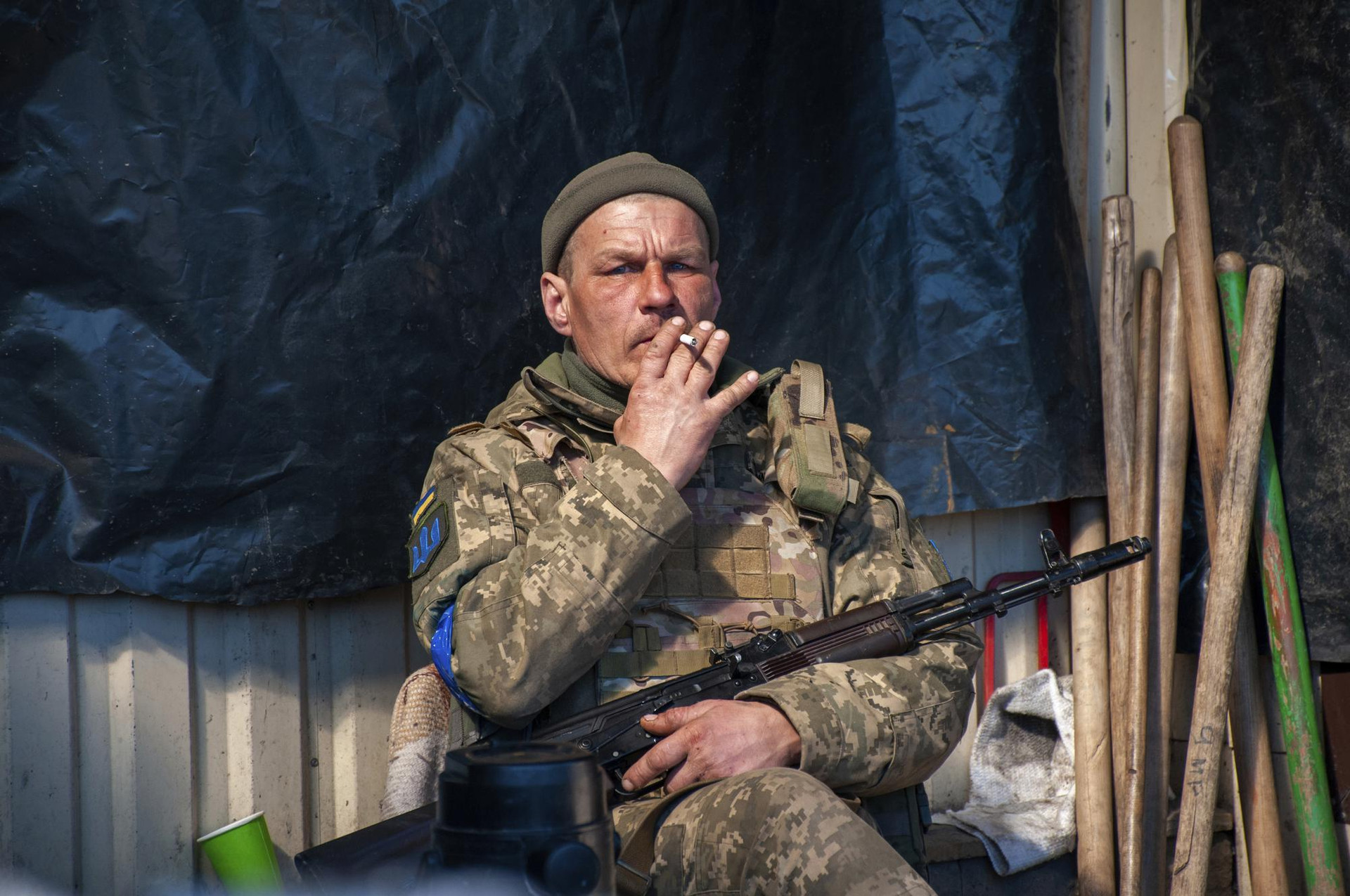 Một quân nhân Ukraine nghỉ ngơi tại vị trí ở Kharkiv, Ukraine. Ảnh: AP.