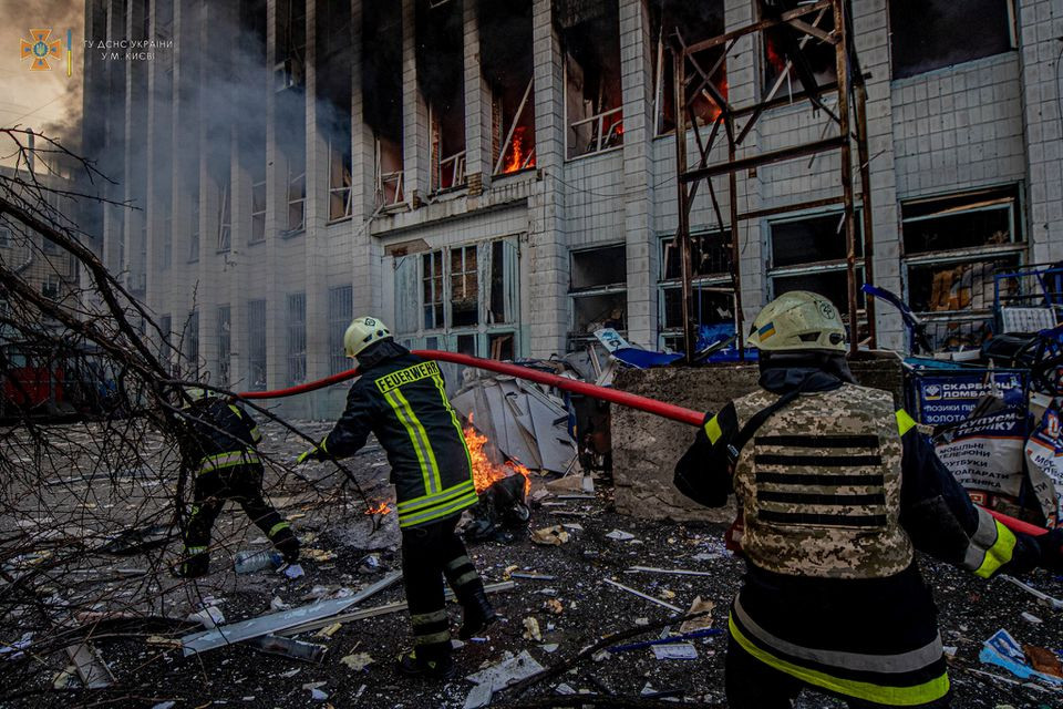 Một tòa nhà công nghiệp bị hư hại ở thủ đô Kiev, Ukraine. Ảnh: Reuters.