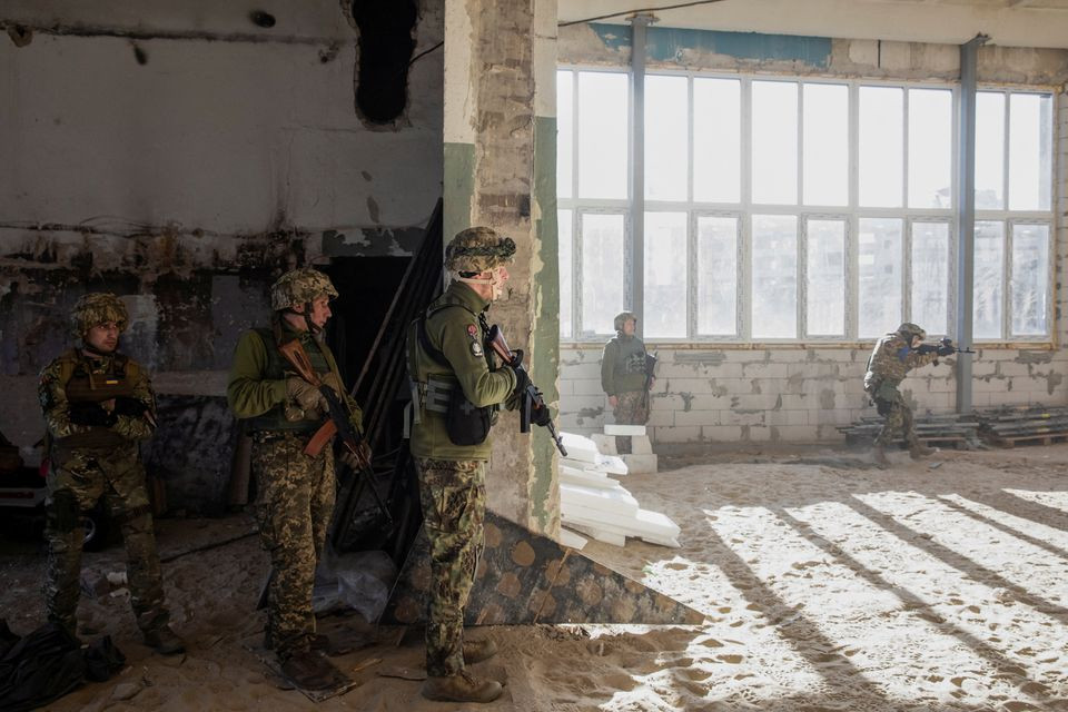 Các thành viên của Lực lượng Phòng vệ Lãnh thổ Ukraine tham gia tập trận tại thủ đô Kiev, Ukraine. Ảnh: Reuters.