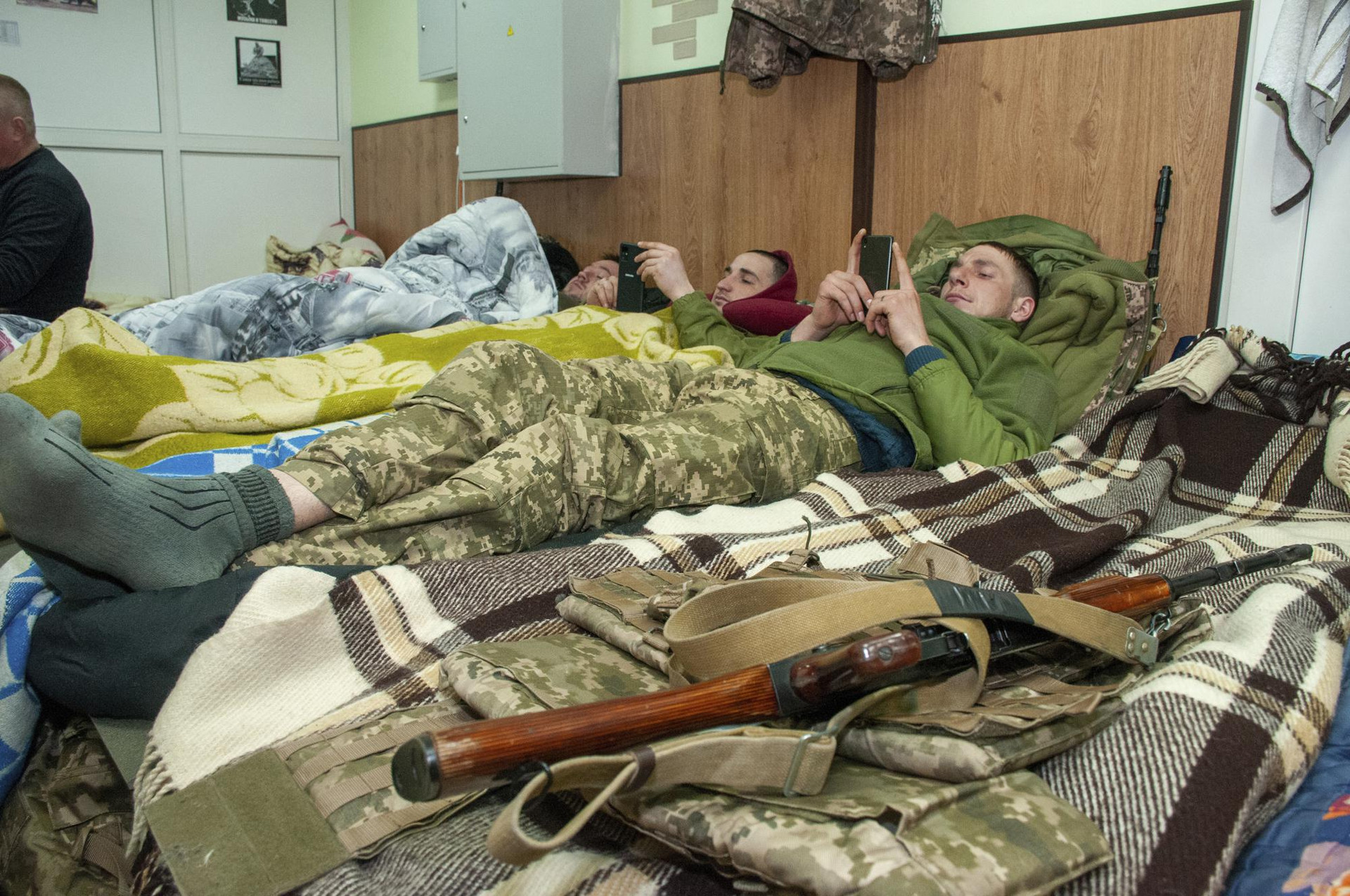 Các quân nhân Ukraine nghỉ ngơi tại Kharkiv, Ukraine. Ảnh: AP.