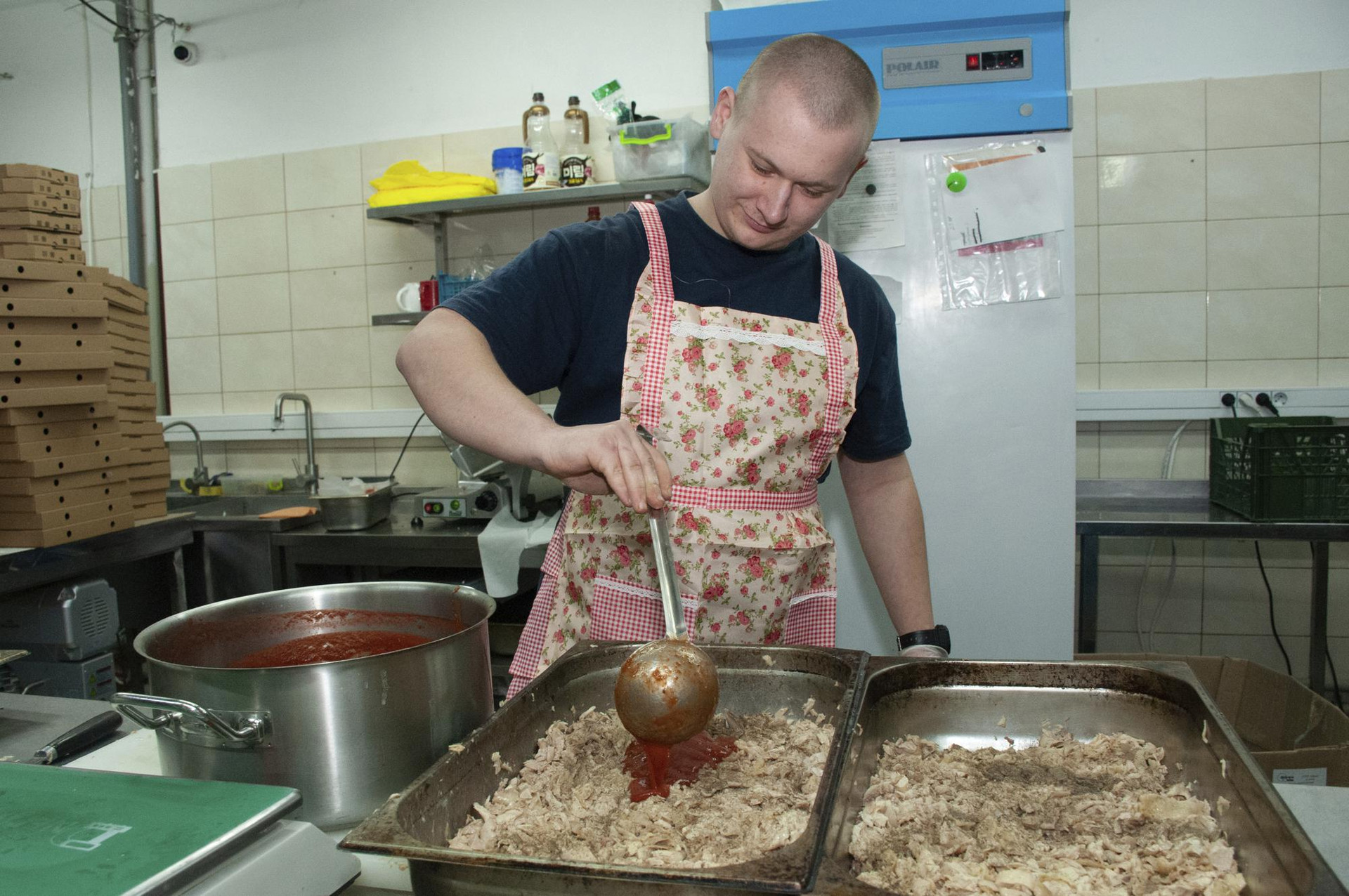 Một tình nguyện viên nấu đồ ăn cho quân nhân Ukraine ở Kharkiv, Ukraine. Ảnh: AP.