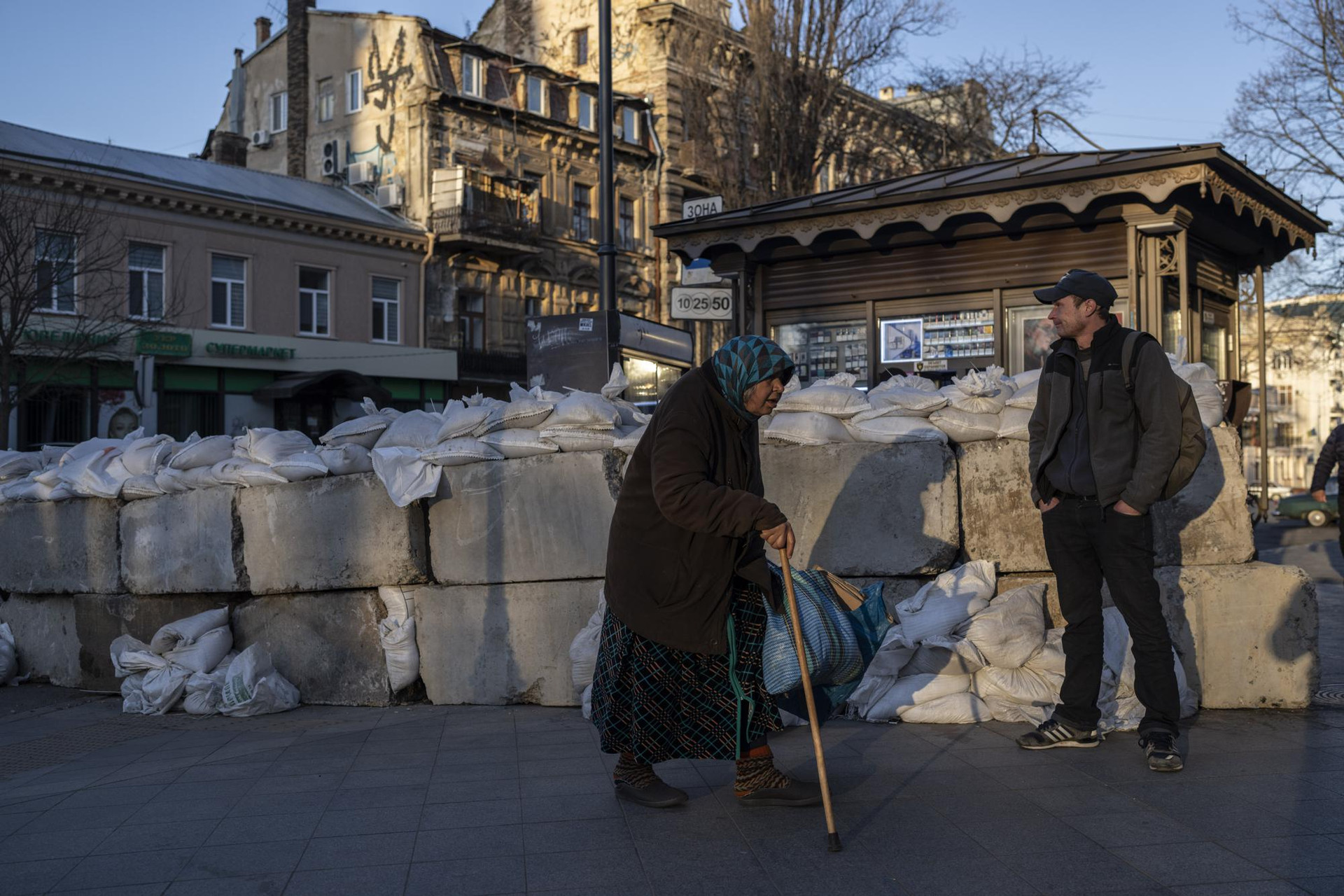 Những khối bê tông chất đầy bao cát chắn ngang một con phố ở Odesa, miền nam Ukraine. Ảnh: AP.