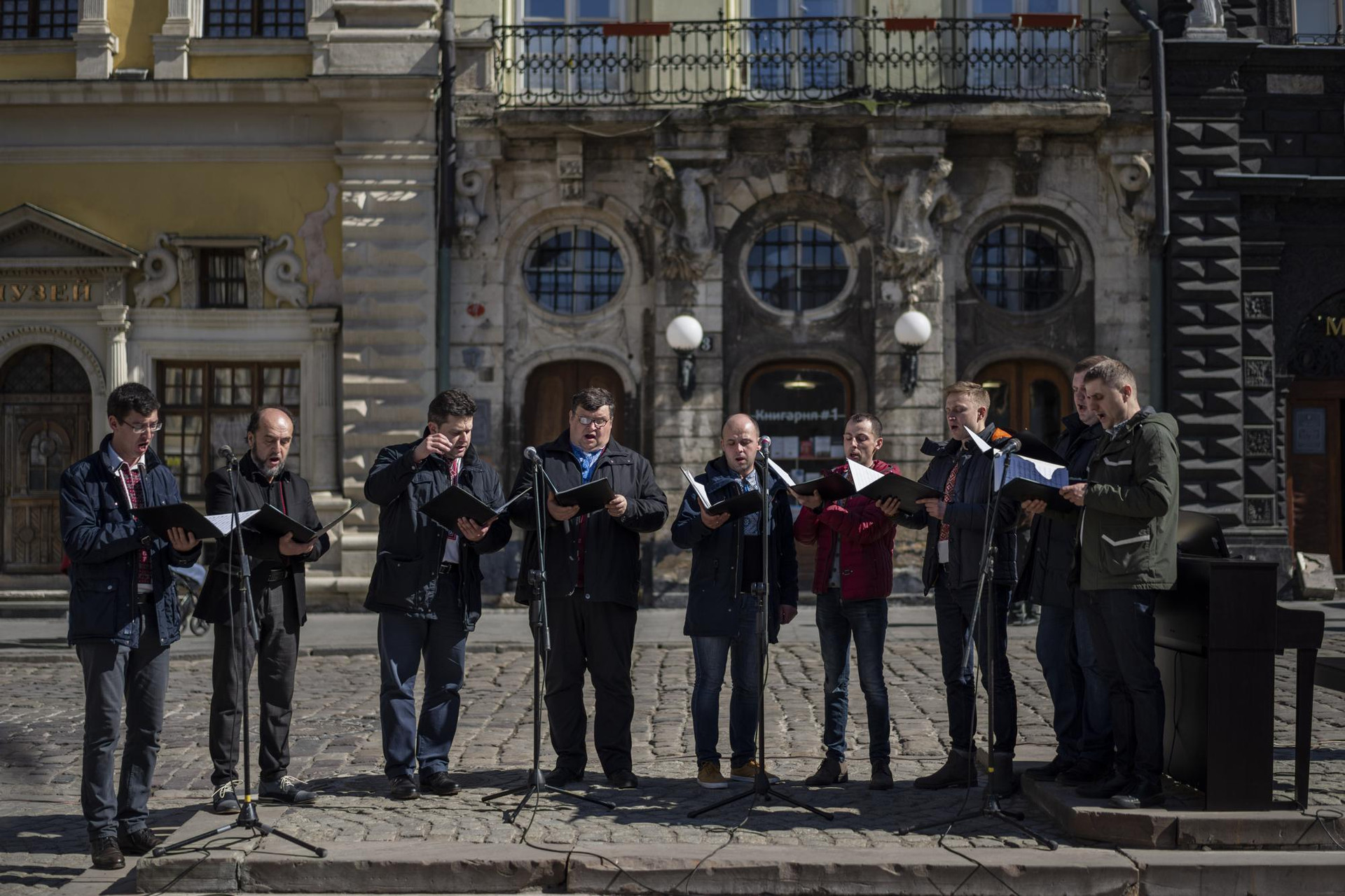 Dàn đồng ca hát trong buổi hòa nhạc do Lviv National Philharmonic tổ chức ở trung tâm thành phố Lviv, miền tây Ukraine. Ảnh: AP.