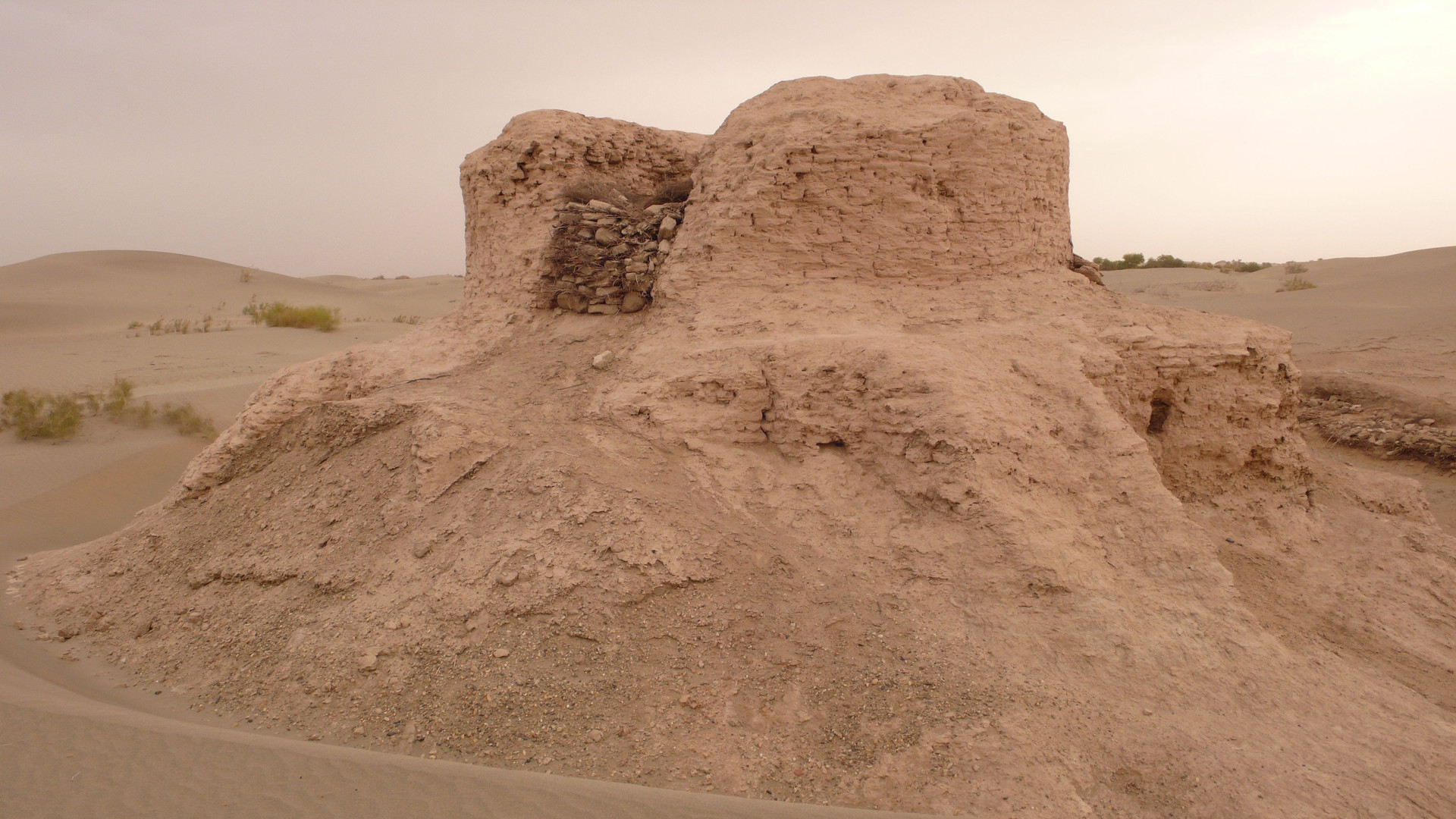 Tàn tích của Bảo tháp Rawak bên ngoài Khotan, một địa điểm Phật giáo có niên đại từ cuối thế kỷ 3 đến thế kỷ 5 sau Công nguyên. Ảnh: Wiki.