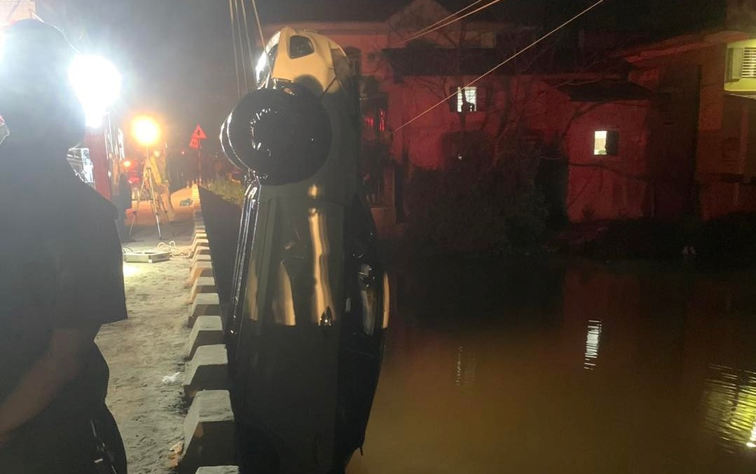Sau hơn 2 giờ tổ chức tìm kiếm, đã tìm thấy nạn nhân và chiếc xe ô tô bị rơi xuống sông trong đêm (Ảnh: Cảnh sát PCCC và CNCH Công an tỉnh Quảng Trị). 