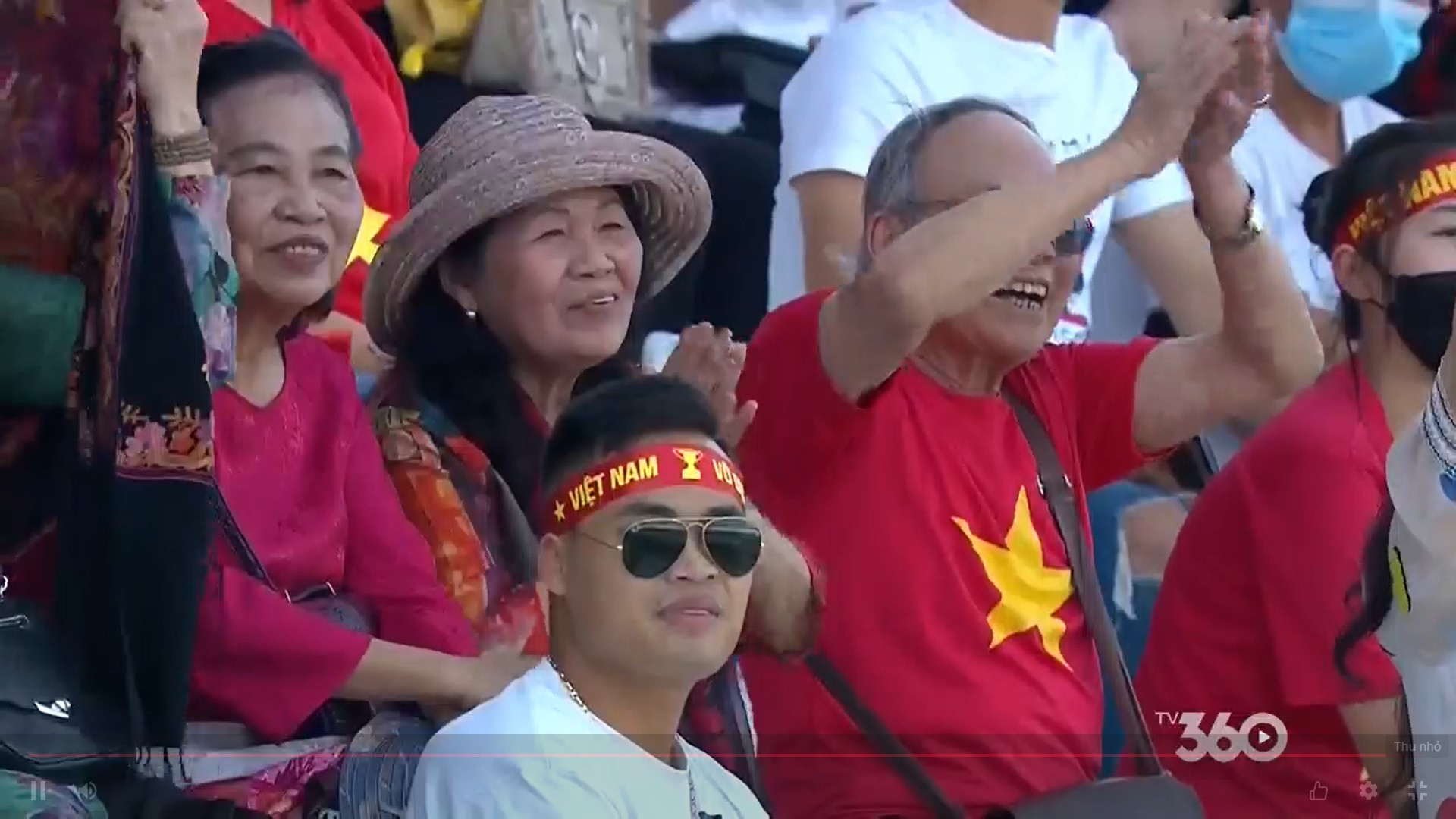 U23 Việt Nam ra sân nhận được rất nhiều sự cổ vũ của các CĐV nhà trên các khán đài