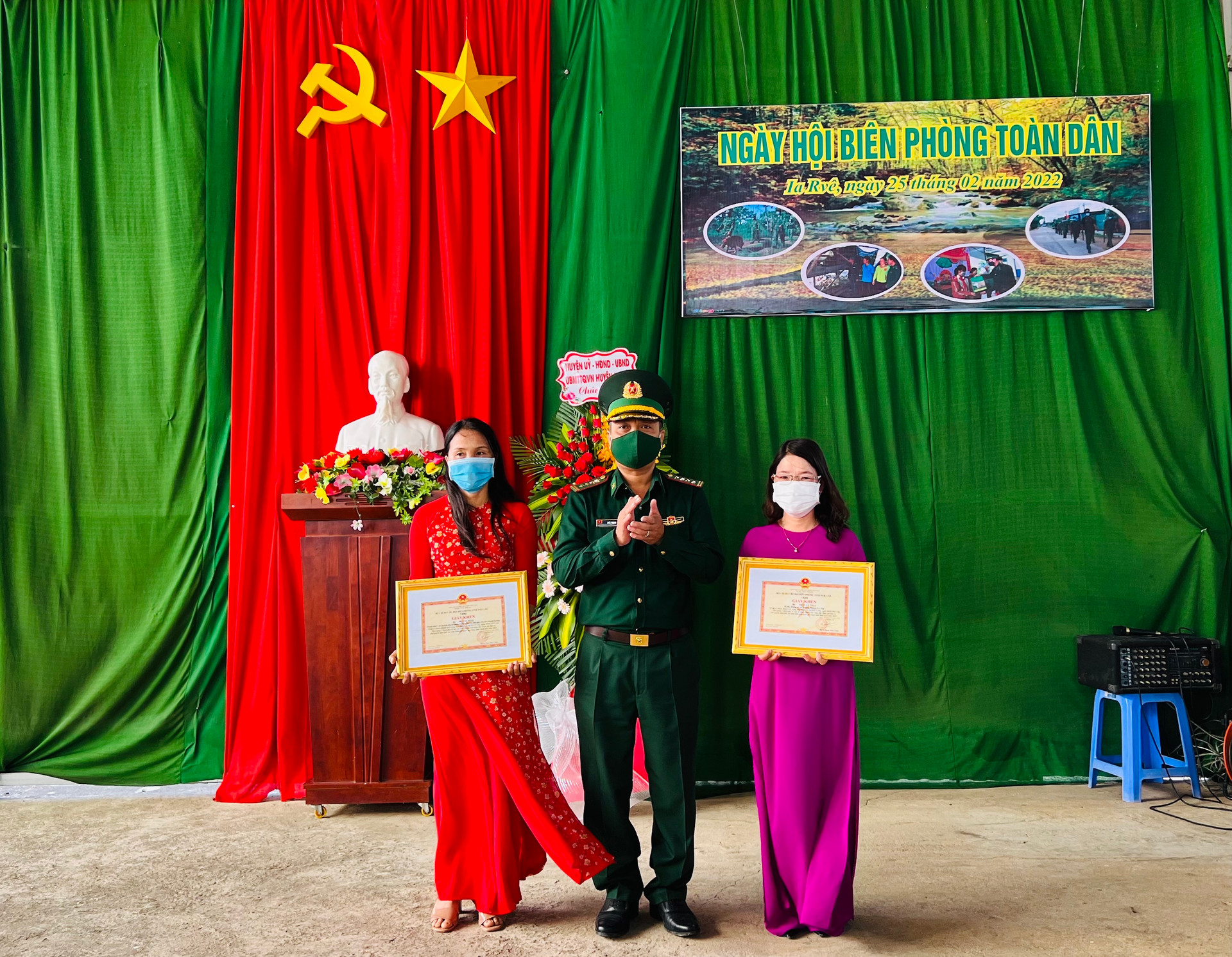 Đại tá Kpă YThạch, Phó Chỉ huy Trưởng Bộ Chỉ huy Bộ đội Biên phòng Đắk Lắk tặng khen cho các cá nhân có thành tích xuất sắc trong phong trào toàn dân tham gia bảo vệ chủ quyền lãnh thổ, an ninh biên giới quốc gia trong tình hình mới.