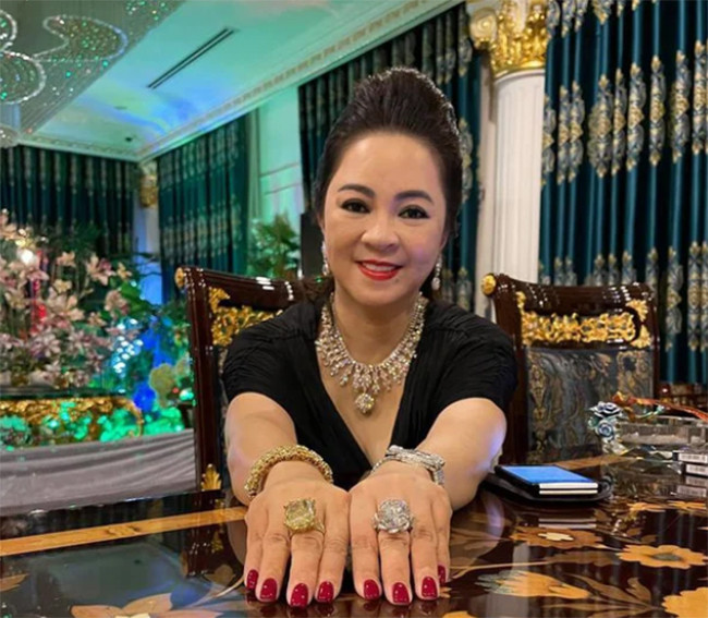 Bà Nguyễn Phương Hằng thường xuyên đeo nhiều trang sức có giá trị trên các buổi livestream.