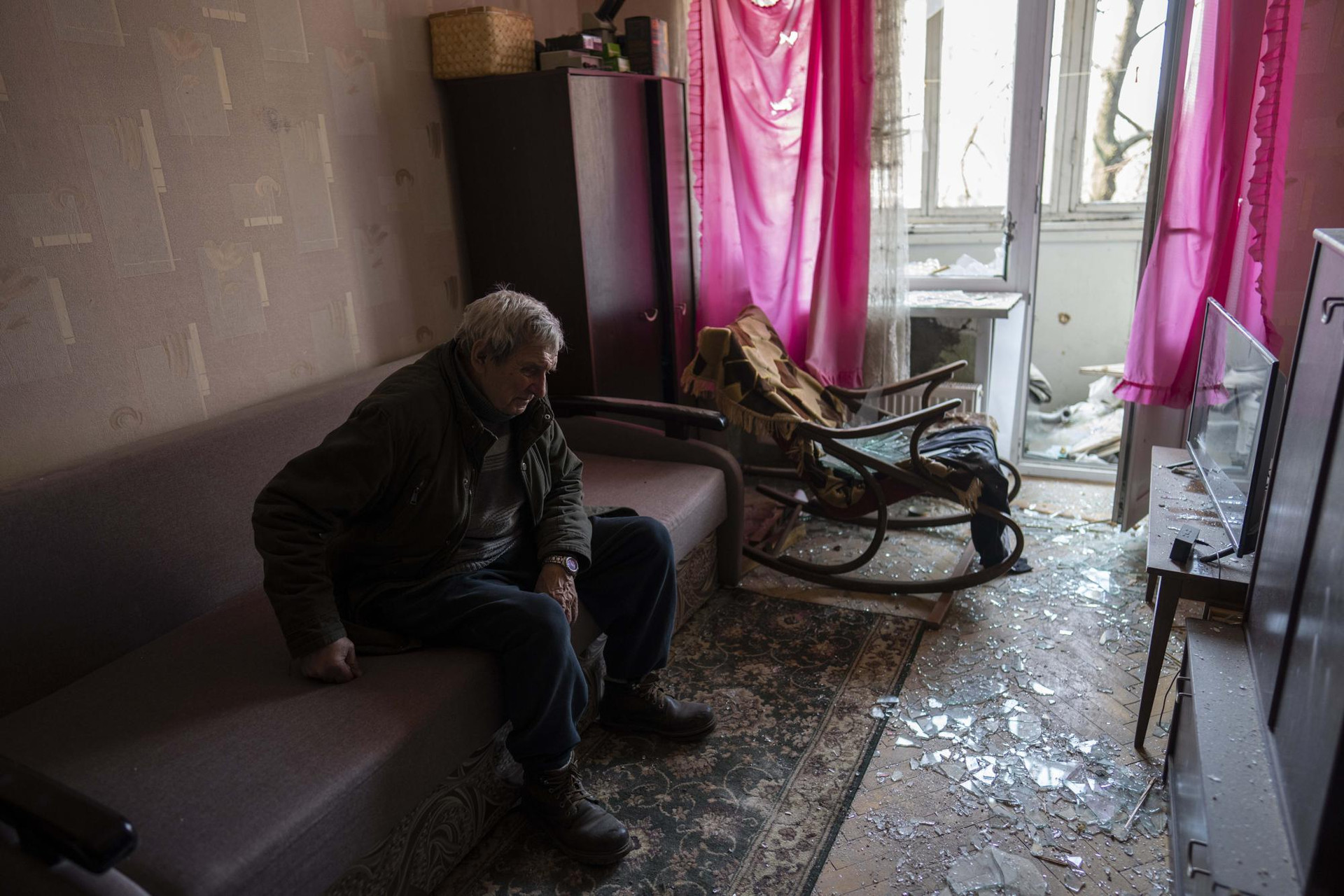 Người đàn ông nghỉ ngơi bên trong một căn hộ bị hư hại ở thủ đô Kiev, Ukraine. Ảnh: AP.