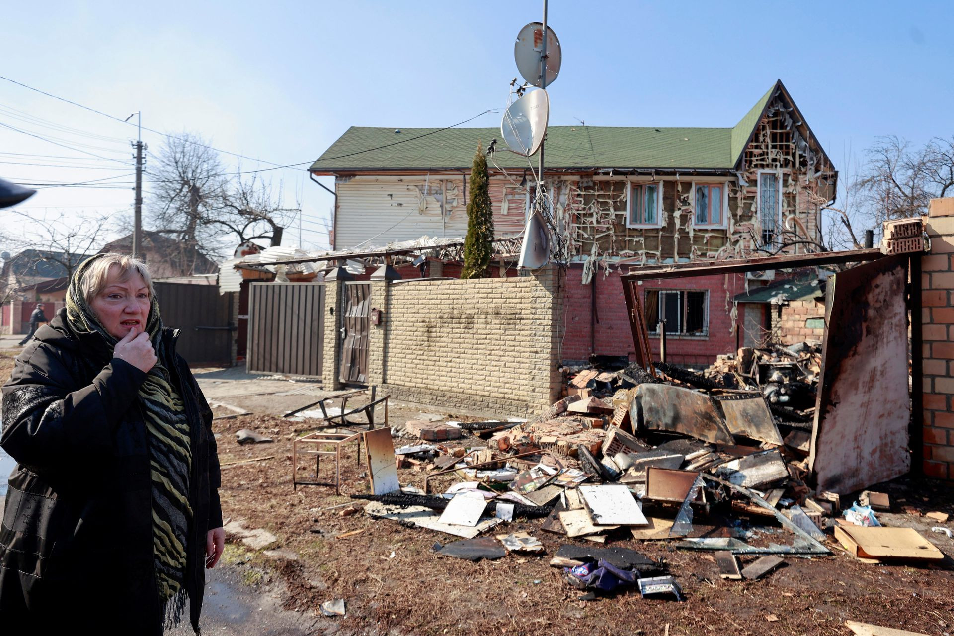 Khu dân cư bị hư hại ở thủ đô Kiev, Ukraine. Ảnh: Reuters.
