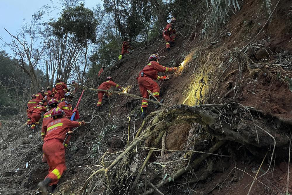 Trong bức ảnh do Tân Hoa Xã công bố, lực lượng cứu hộ tiến hành các hoạt động tìm kiếm tại địa điểm máy bay rơi rừng núi Quảng Tây ở miền nam Trung Quốc. Ảnh: AP.