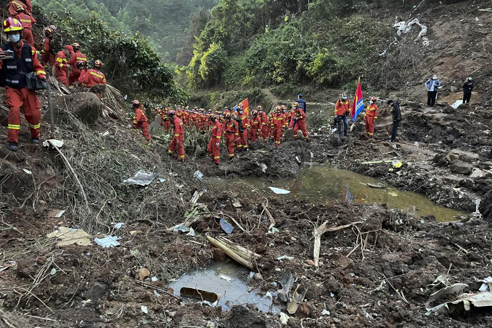 Trong bức ảnh do Tân Hoa Xã công bố, lực lượng cứu hộ tiến hành các hoạt động tìm kiếm tại địa điểm máy bay rơi rừng núi Quảng Tây ở miền nam Trung Quốc. Ảnh: AP.