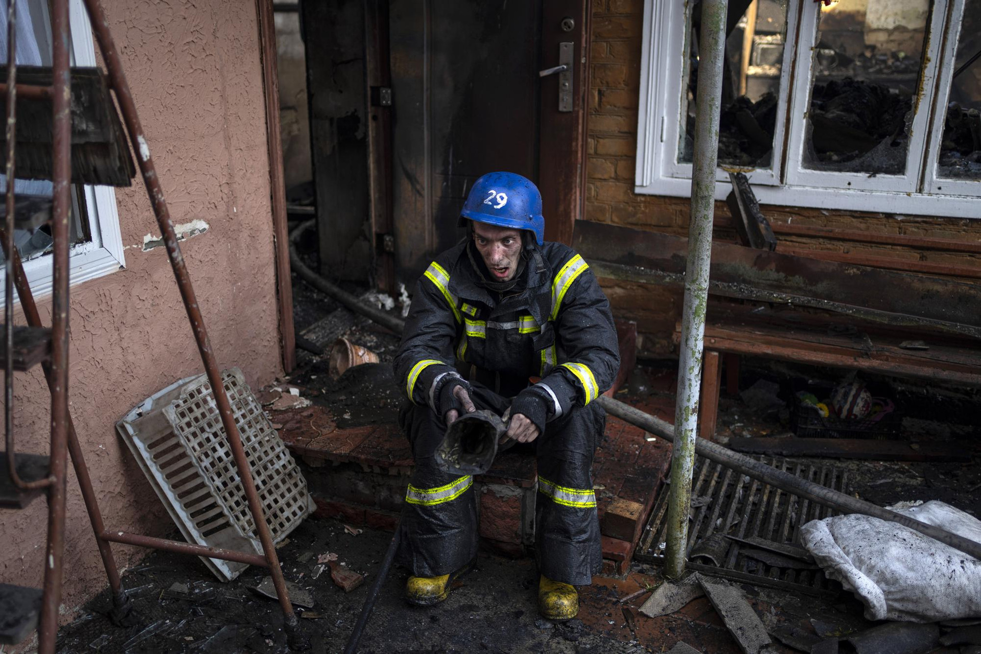 Lính cứu hỏa Ukraine trong một ngôi nhà bị phá hủy ở thủ đô Kiev, Ukraine. Ảnh: AP.