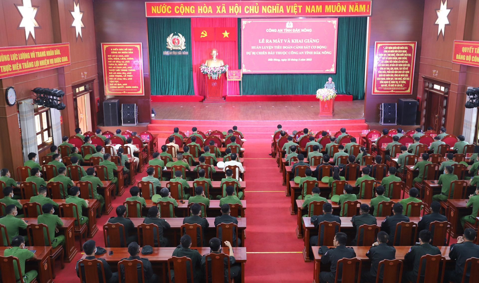 Toàn cảnh buổi lễ ra mắt và khai giảng huấn luyện tiểu đoàn Cảnh sát cơ động dự bị chiến đấu thuộc Công an tỉnh Đắk Nông.