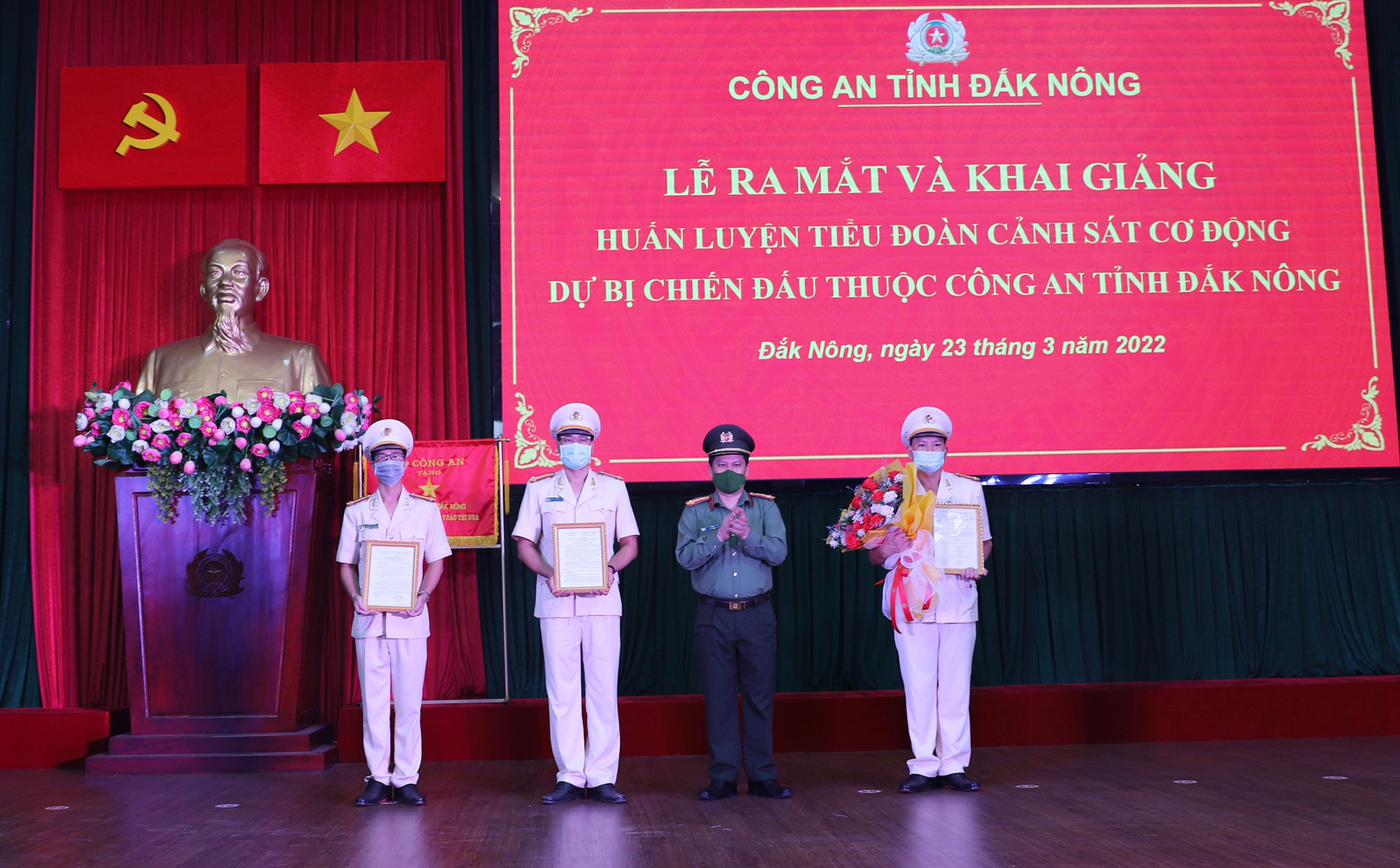 Đồng chí giám đốc Công an tỉnh Đắk Nông trao quyết định cho Ban chỉ huy tiểu đoàn.