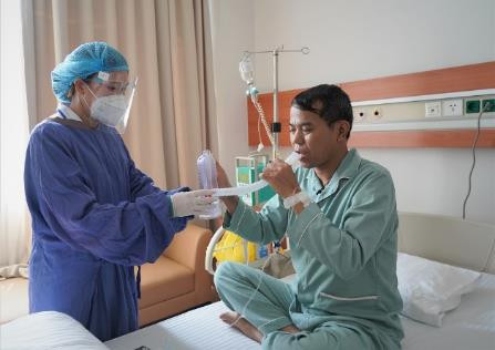 Chỉ 1 ngày sau ca ghép gan kéo hơn 7 tiếng, anh Nguyễn Bá Thắng đã khỏe khoắn và bắt đầu tập luyện phục hồi chức năng.