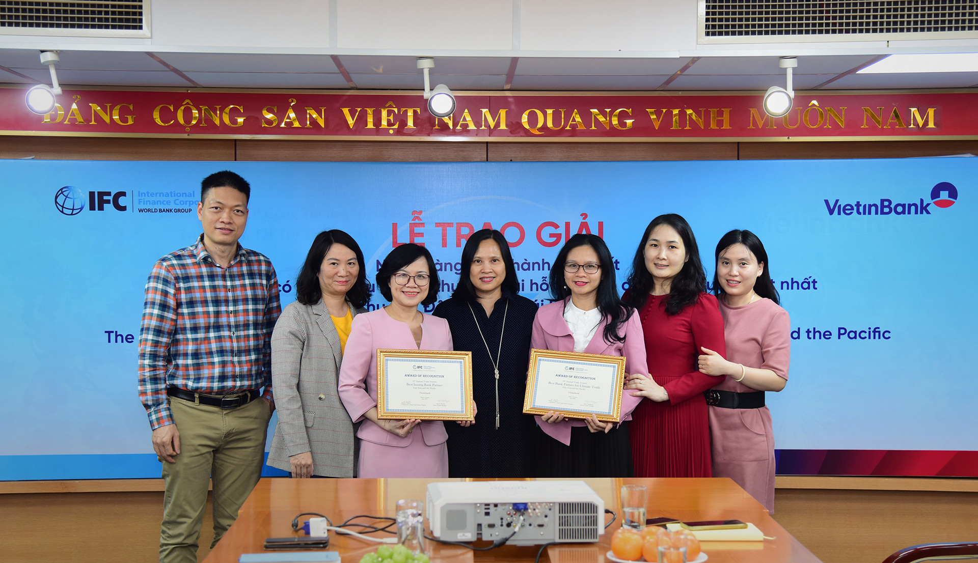 VietinBank vinh dự nhận 2 giải thưởng của IFC.