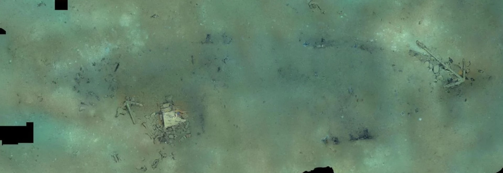 Một bức hình từ video NOAA cho thấy địa điểm xác tàu Industry với đường viền trầm tích và mảnh vỡ của thân tàu dài 20 mét. Ảnh: CNN.