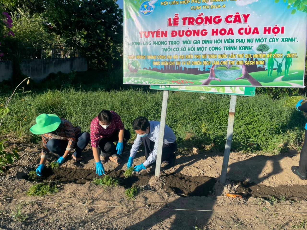 Phong trào trồng cây tôn vinh hoa việc tốt do Hội Liên hiệp Phụ nữ Thành phố tổ chức.