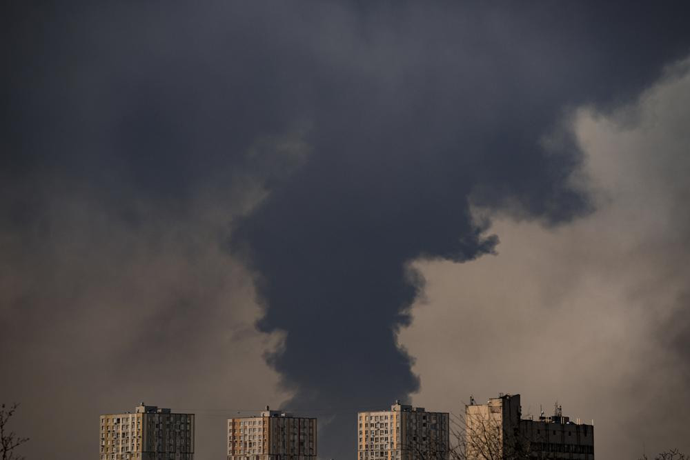 Làn khói dày đặc bốc lên ở ngoại ô thủ đô Kiev, Ukraine. Ảnh: AP.