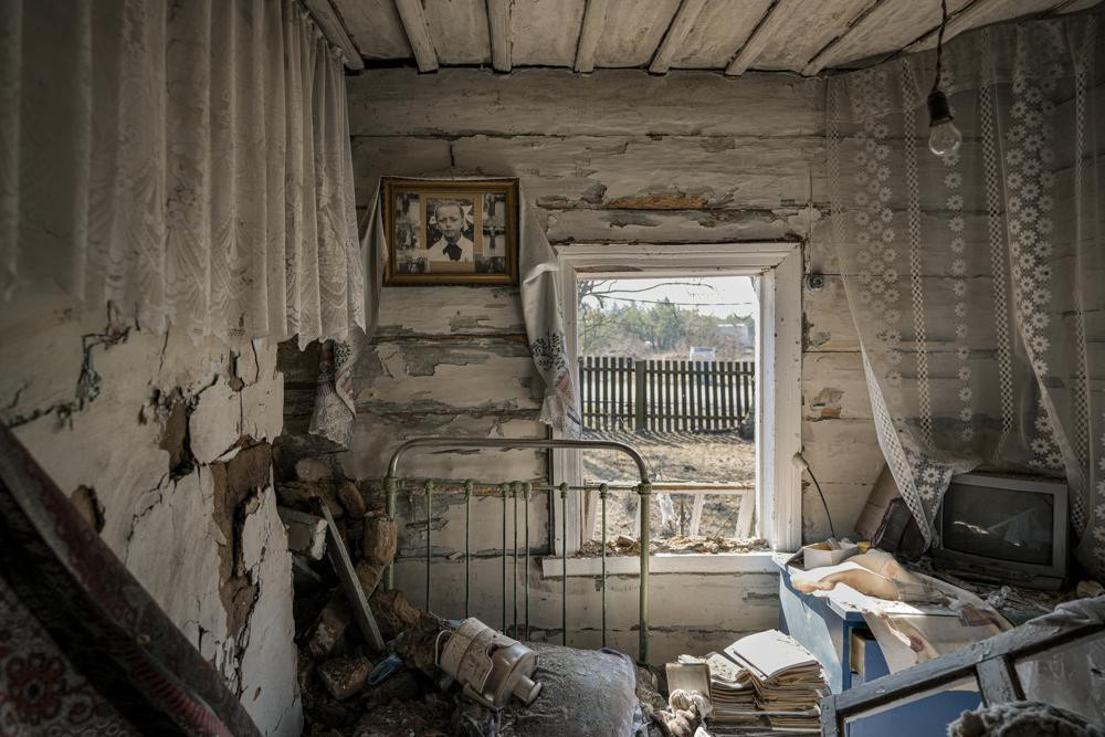 Một ngôi nhà bị phá hủy ở làng Yasnohorodka, ngoại ô thủ đô Kiev, Ukraine. Ảnh: AP.