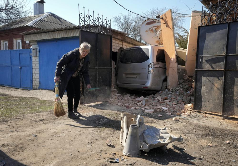 Mảnh vỡ của một tên lửa ở Kharkiv, Ukraine. Ảnh: AP.