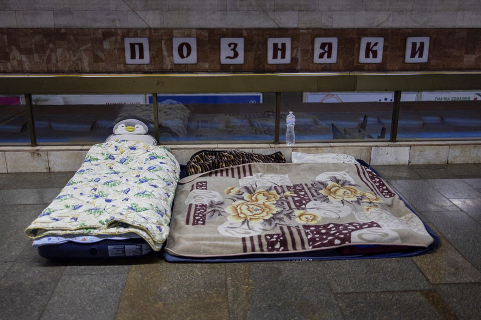Những chiếc giường tại một ga tàu điện ngầm ở thủ đô Kiev, Ukraine. Ảnh: Reuters.