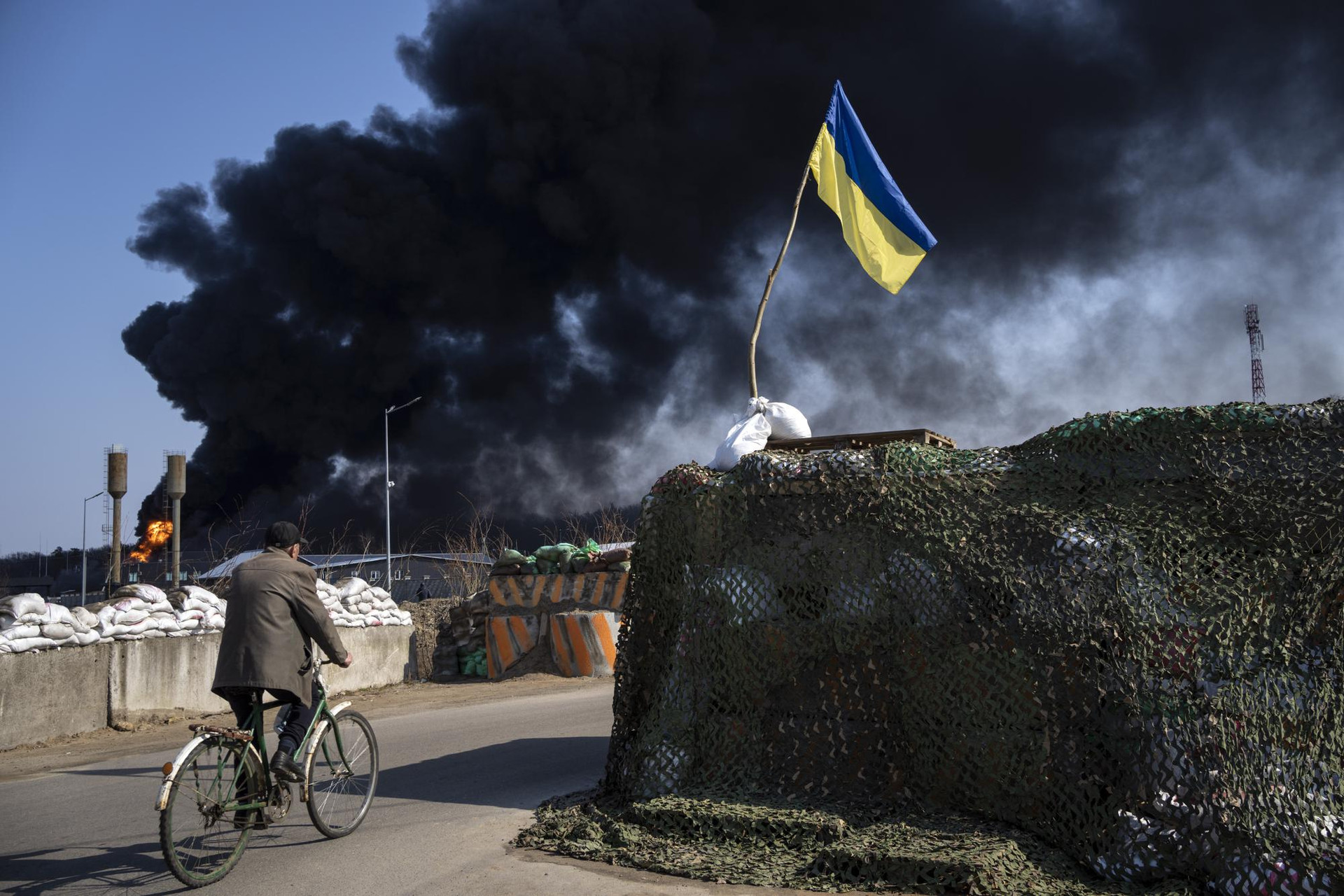 Khói đen bốc lên từ một kho chứa nhiên liệu của quân đội Ukraine ở ngoại ô thủ đô Kiev, Ukraine. Ảnh: AP.